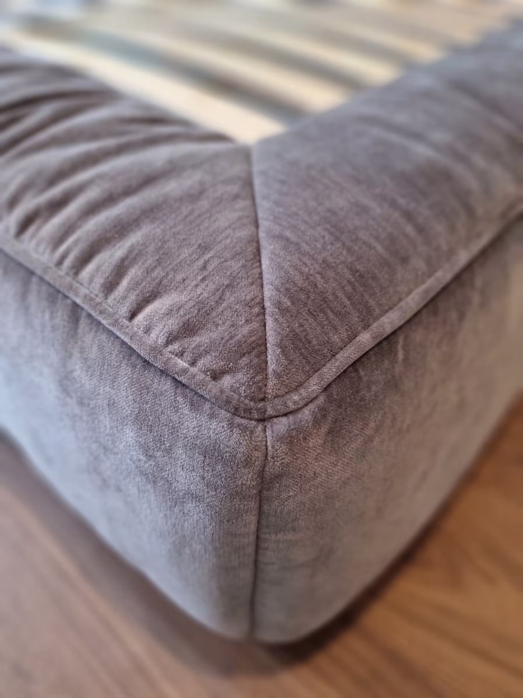 Объемный периметр кровати с фактурной драпировкой ткани